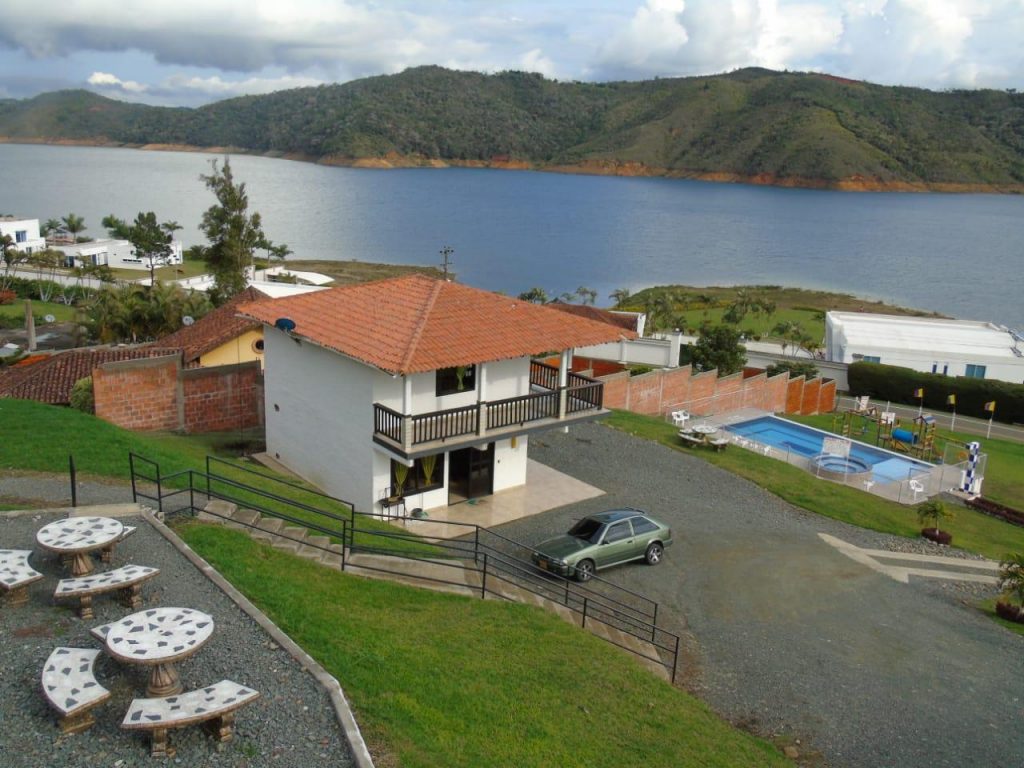 Hotel Campestre #408 en el Lago calima, Darién Colombia.