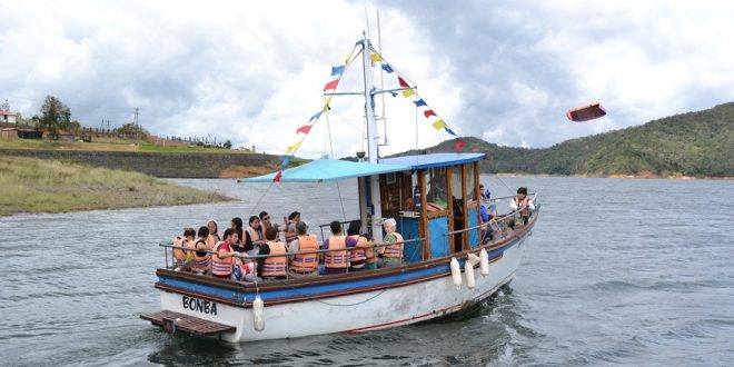 Paseo en Barco Bonba en el Lago Calima, Calima El Darién