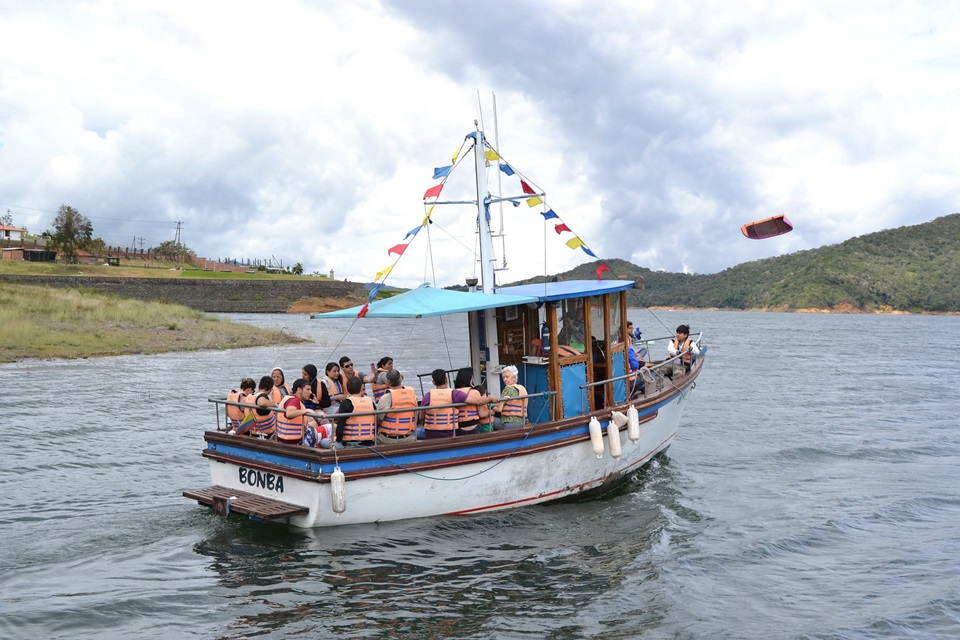 Paseo en Barco Bonba en el Lago Calima, Darién Valle del Cauca