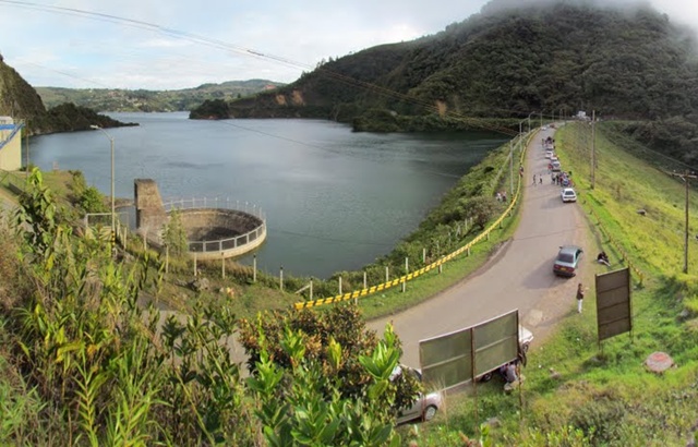 El embalse del Calima conocido como el Lago Calima es una de las represas más grandes de Colombia, con una superficie de 70 kilómetros cuadrados. Se encuentra entre los municipios de Darién (en su mayor parte) y Restrepo, en el departamento de Valle del Cauca.
