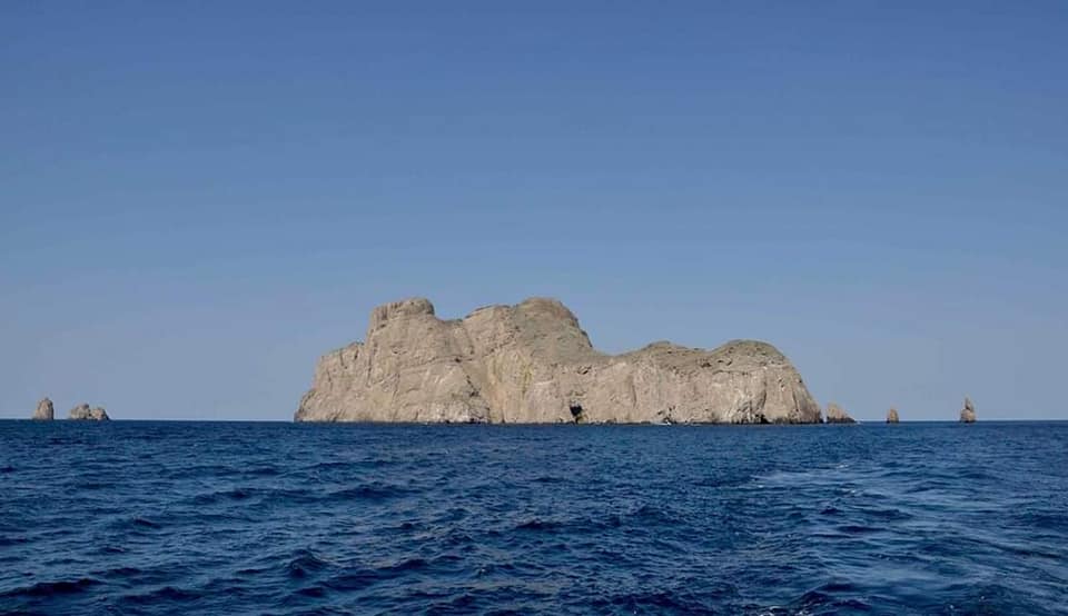 La Isla de Malpelo es una isla oceánica ubicada en la zona del océano Pacífico que pertenece a la República de Colombia